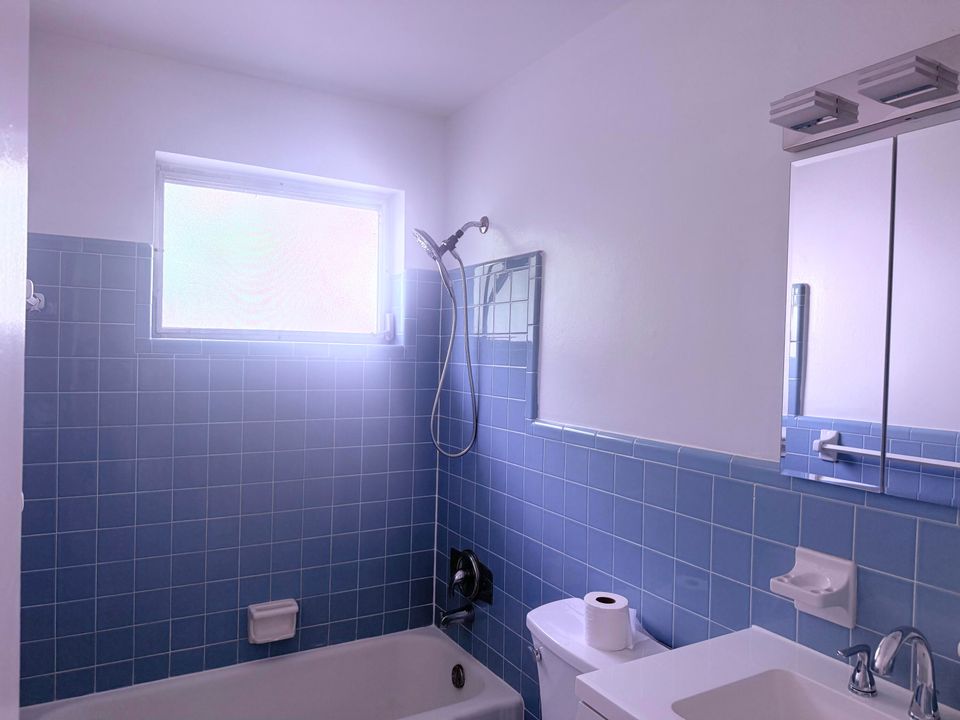 For Rent: $1,950 (2 beds, 1 baths, 889 Square Feet)