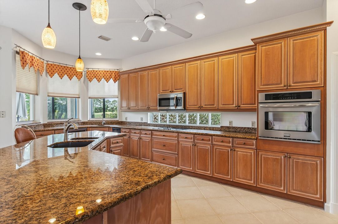 En Venta: $549,000 (3 camas, 2 baños, 2562 Pies cuadrados)