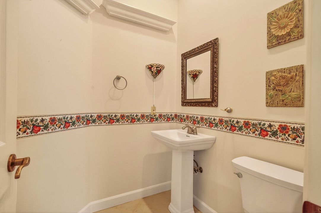 En Venta: $549,000 (3 camas, 2 baños, 2562 Pies cuadrados)