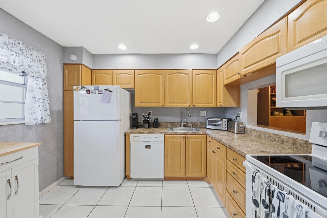 На продажу: $239,000 (2 спален, 2 ванн, 1024 Квадратных фут)