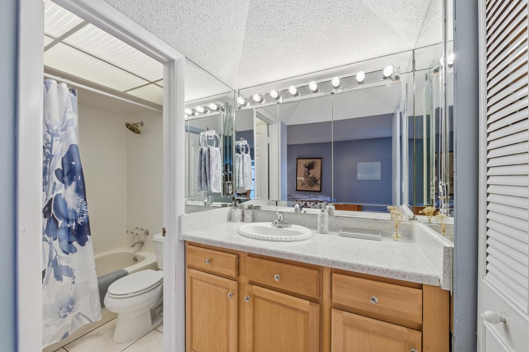 На продажу: $239,000 (2 спален, 2 ванн, 1024 Квадратных фут)