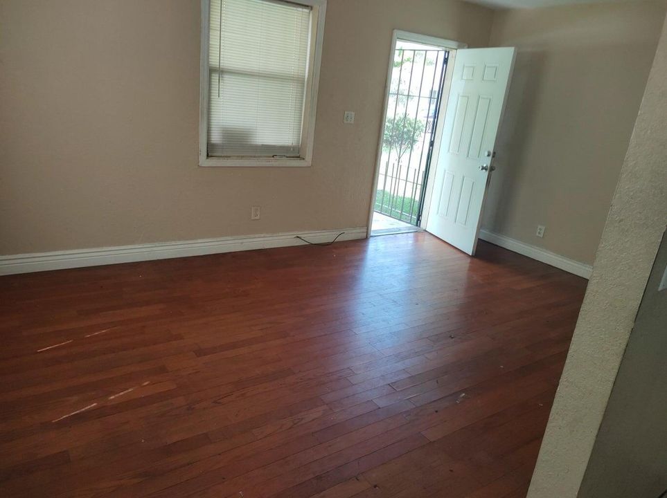 На продажу: $239,000 (2 спален, 1 ванн, 720 Квадратных фут)