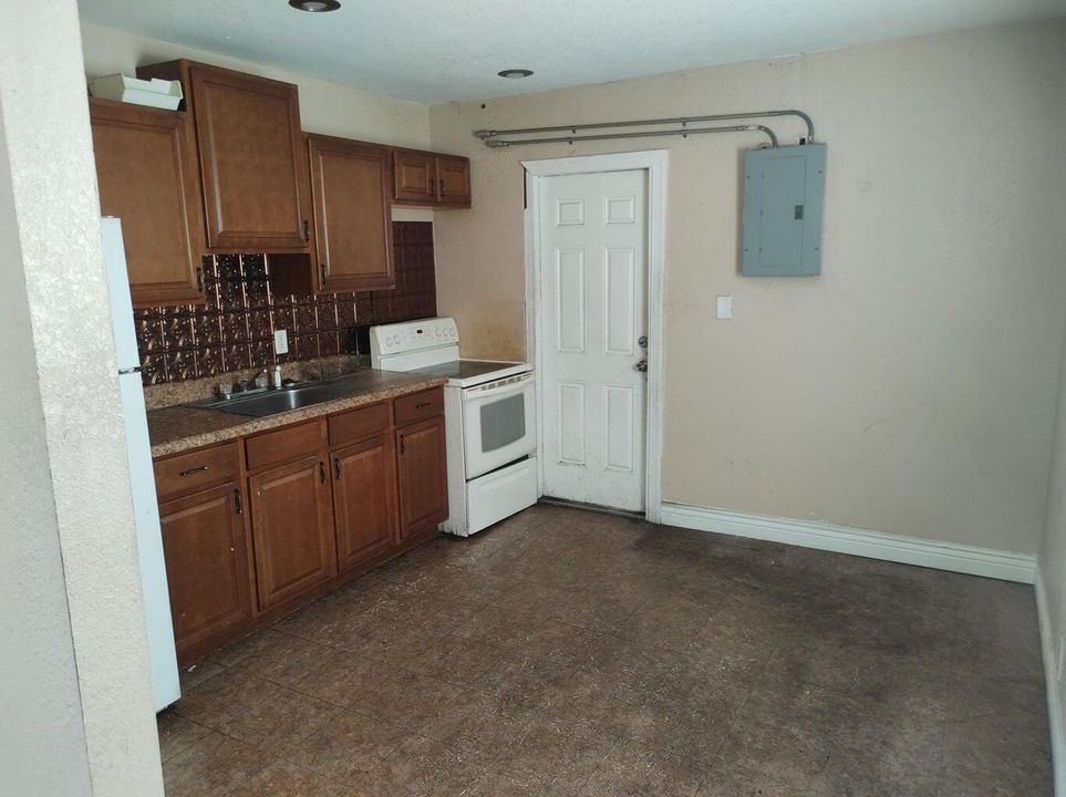 На продажу: $239,000 (2 спален, 1 ванн, 720 Квадратных фут)