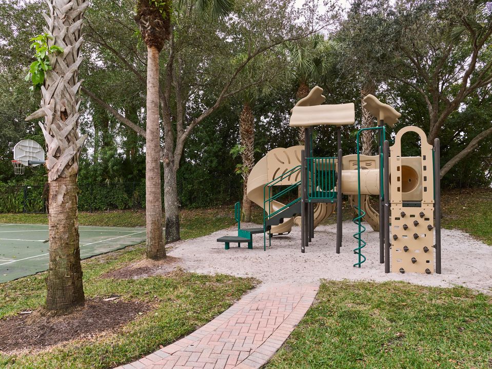 На продажу: $349,900 (3 спален, 2 ванн, 1753 Квадратных фут)