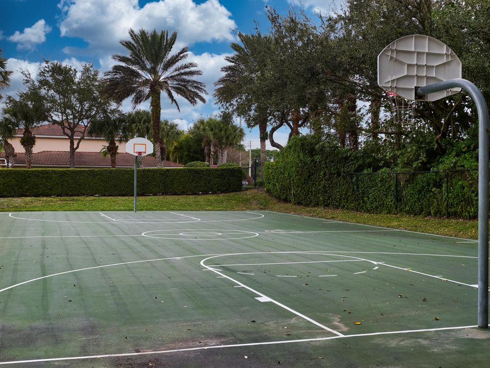 На продажу: $349,900 (3 спален, 2 ванн, 1753 Квадратных фут)