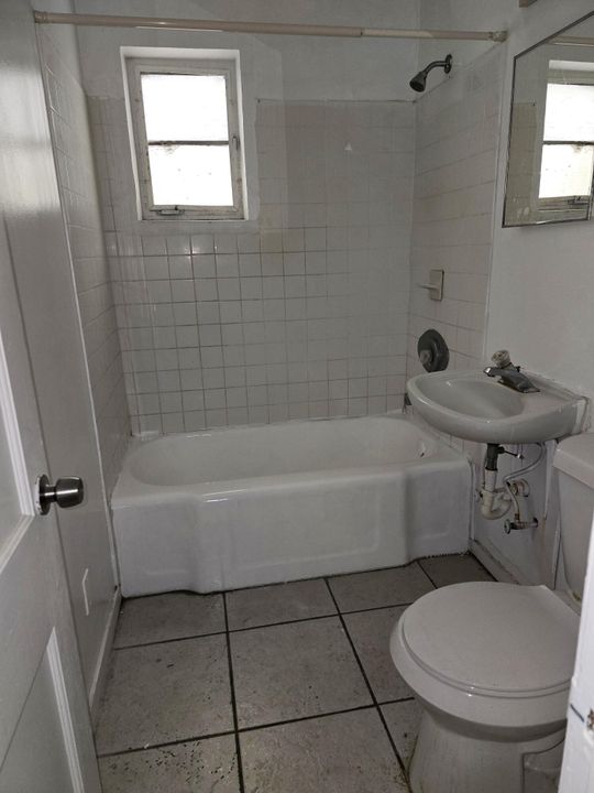 For Rent: $1,600 (2 beds, 1 baths, 720 Square Feet)