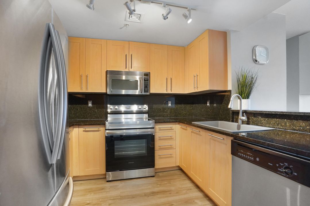 For Sale: $549,000 (2 beds, 2 baths, 1246 Square Feet)