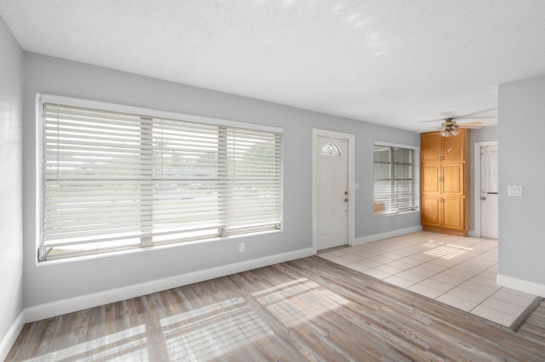 For Sale: $249,900 (2 beds, 1 baths, 858 Square Feet)