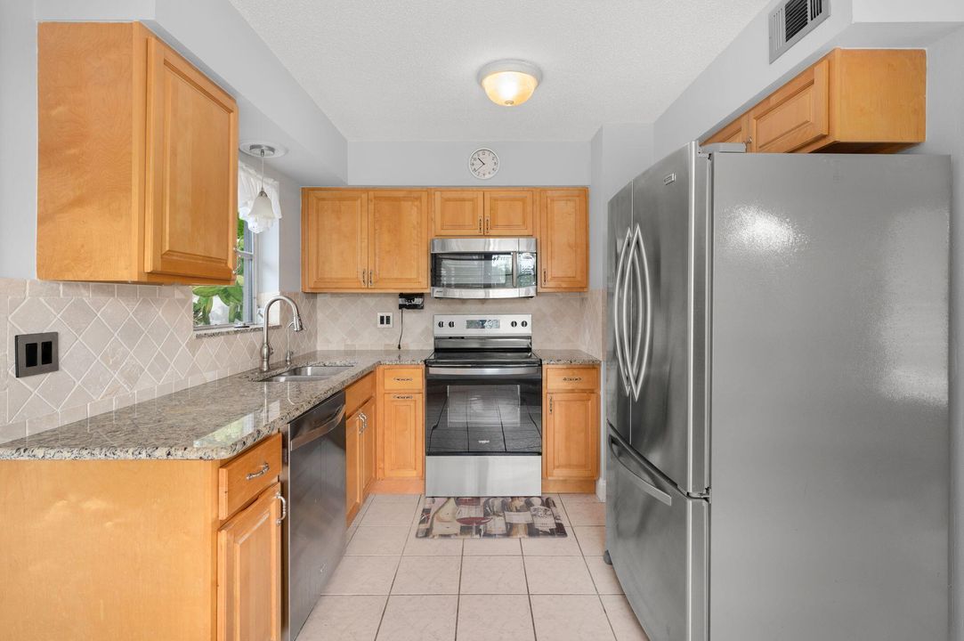 For Sale: $249,900 (2 beds, 1 baths, 858 Square Feet)