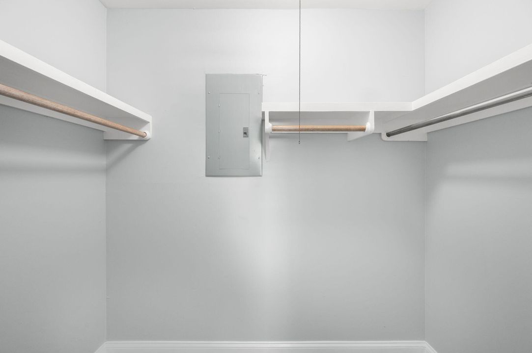 For Sale: $249,900 (2 beds, 1 baths, 858 Square Feet)