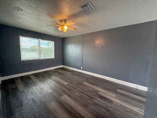 For Rent: $1,650 (1 beds, 1 baths, 927 Square Feet)