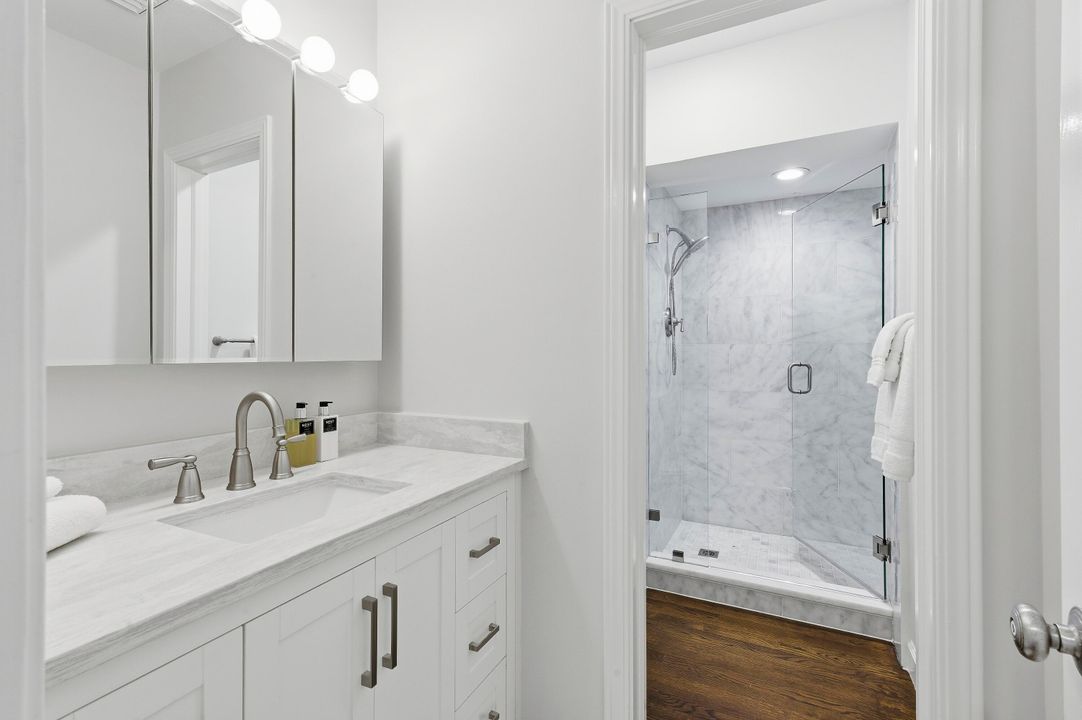 出租: $35,000 (5 贝兹, 2 浴室, 3505 平方英尺)