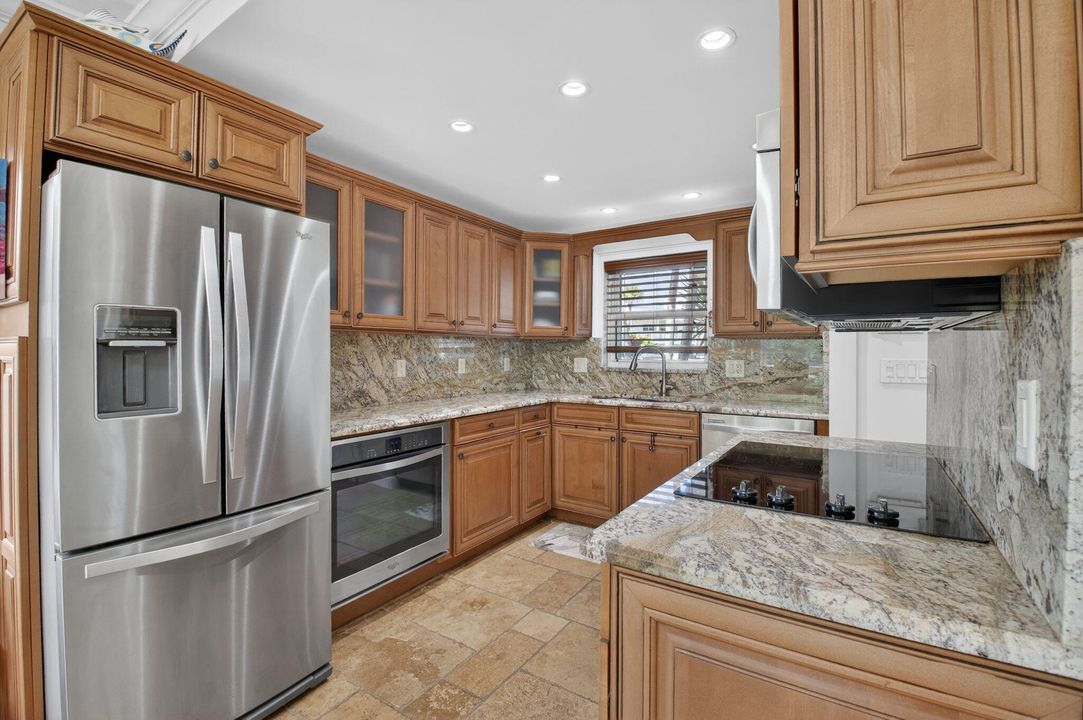 For Sale: $485,000 (1 beds, 1 baths, 899 Square Feet)