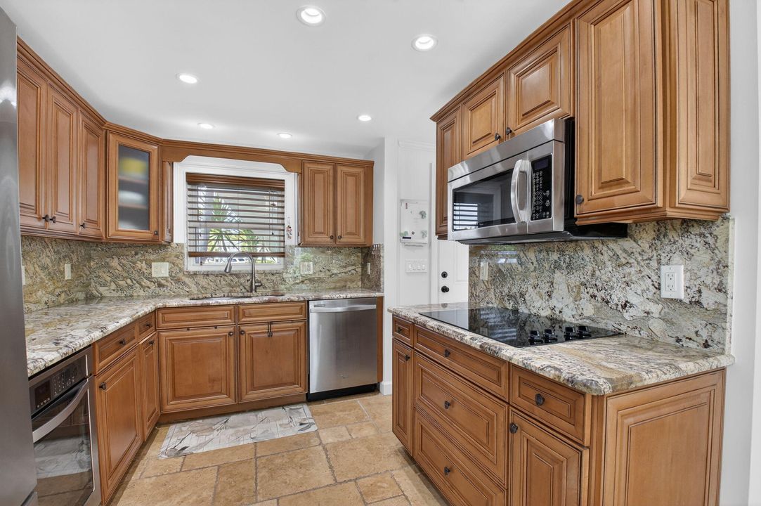 For Sale: $485,000 (1 beds, 1 baths, 899 Square Feet)