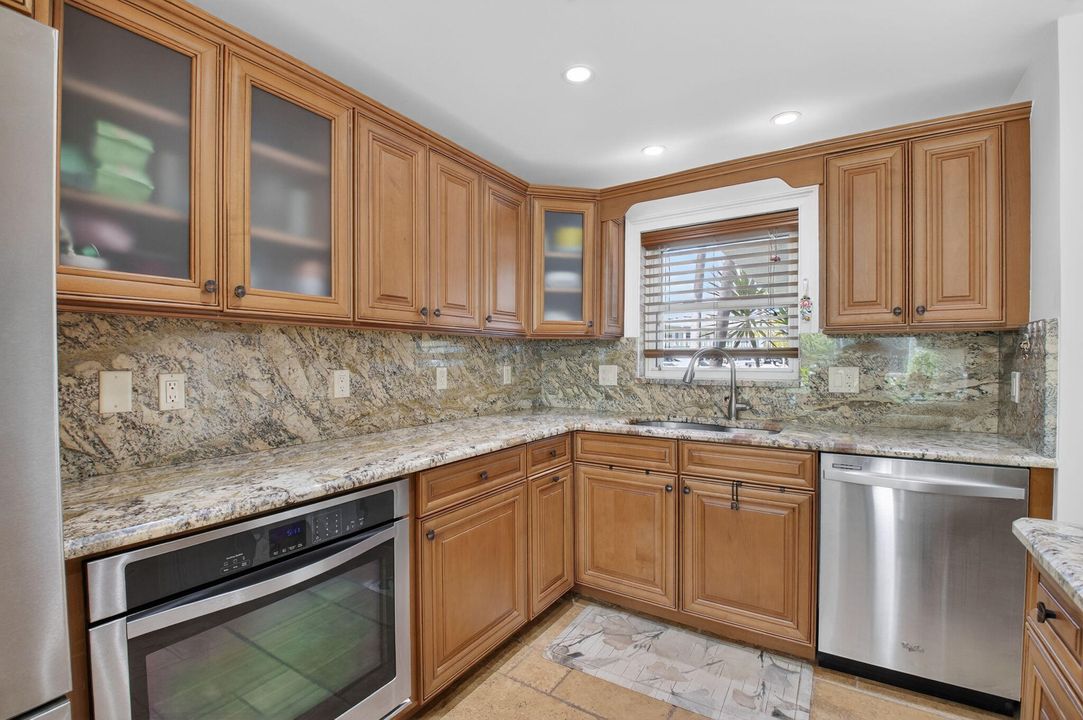 For Sale: $485,000 (1 beds, 1 baths, 899 Square Feet)