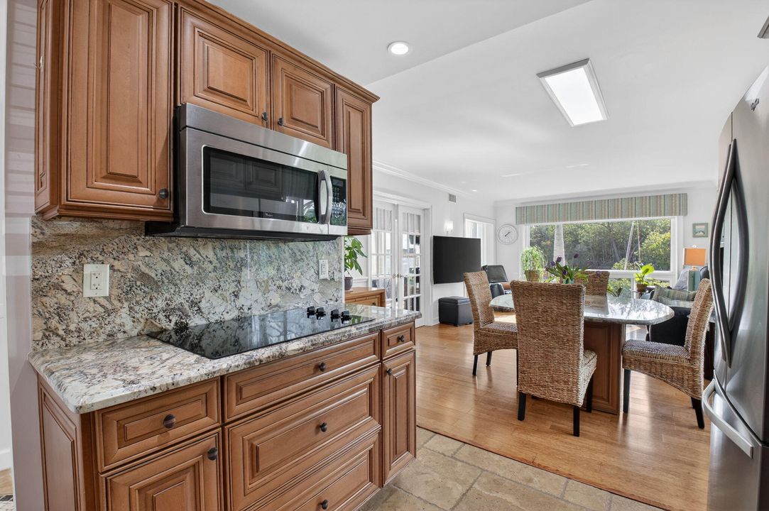 For Sale: $485,000 (1 beds, 1 baths, 899 Square Feet)