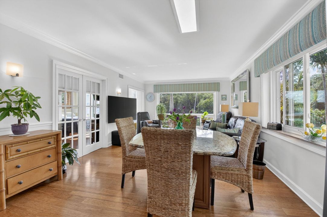 For Sale: $485,000 (1 beds, 1 baths, 899 Square Feet)