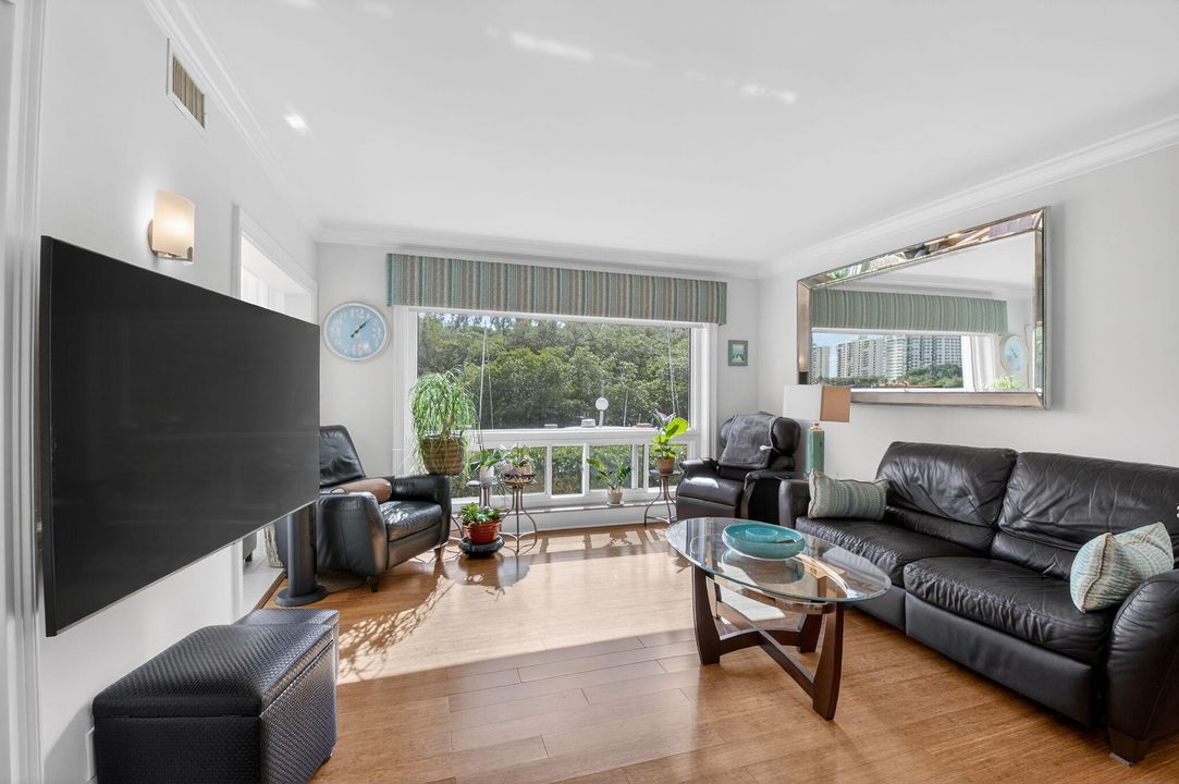 For Sale: $485,000 (1 beds, 1 baths, 899 Square Feet)