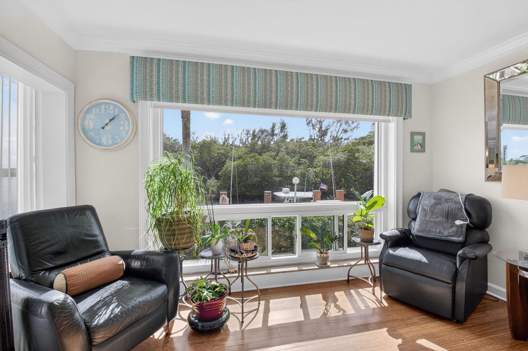 For Sale: $485,000 (1 beds, 1 baths, 899 Square Feet)