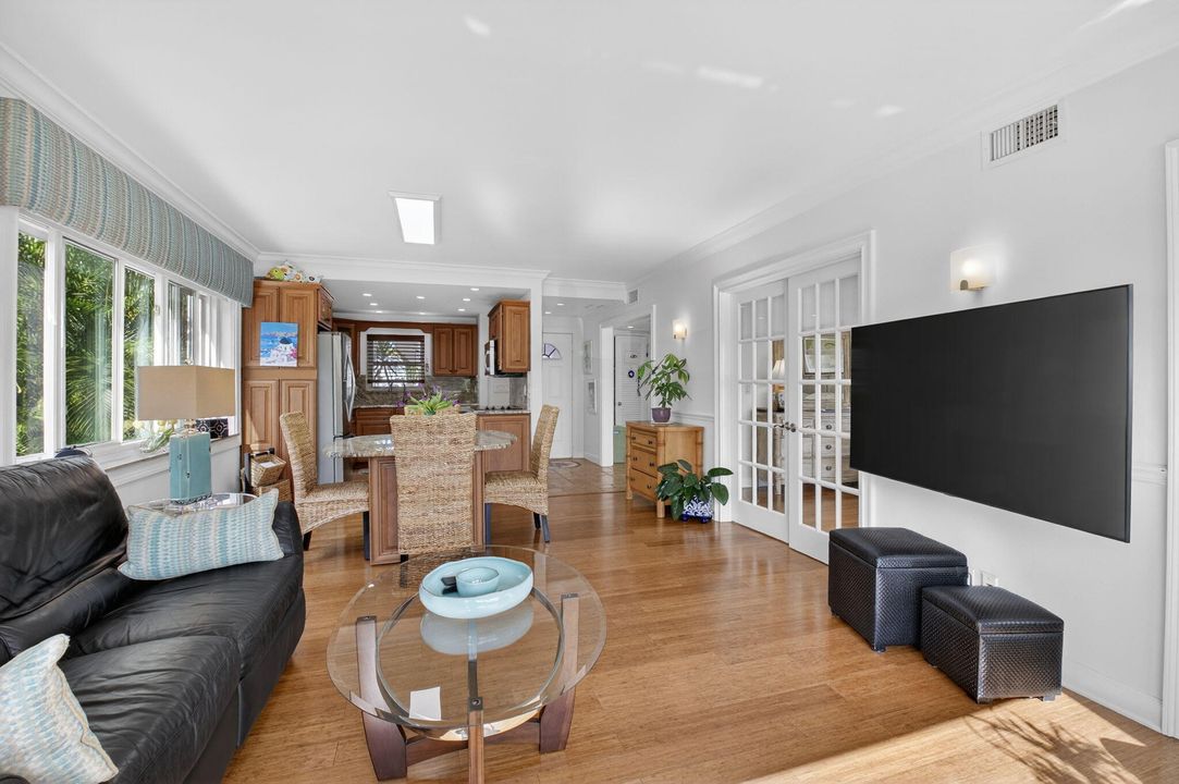 For Sale: $485,000 (1 beds, 1 baths, 899 Square Feet)