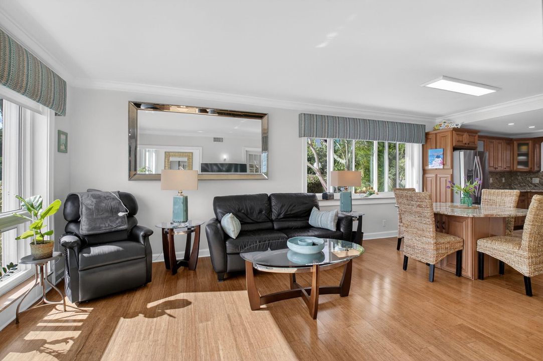 For Sale: $485,000 (1 beds, 1 baths, 899 Square Feet)