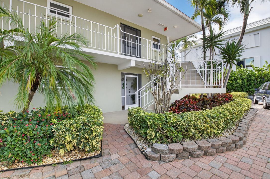 For Sale: $485,000 (1 beds, 1 baths, 899 Square Feet)