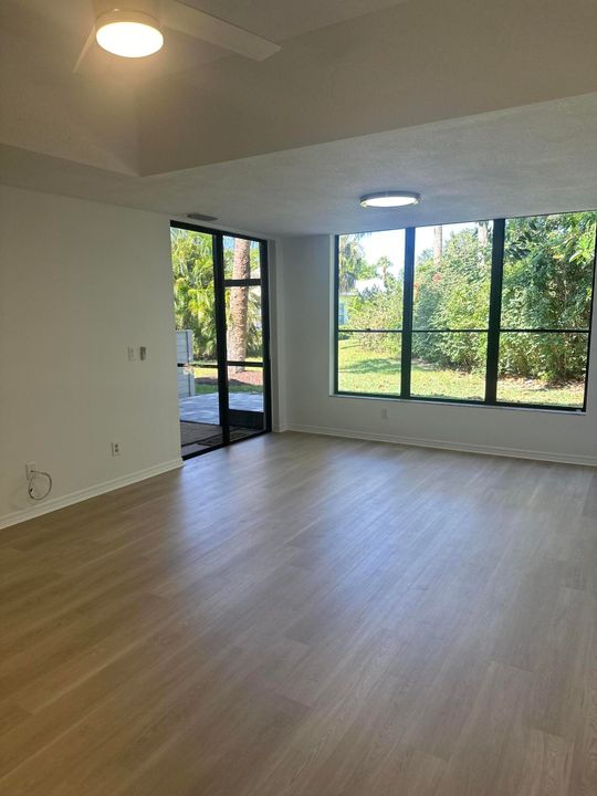 For Sale: $265,000 (2 beds, 2 baths, 1125 Square Feet)