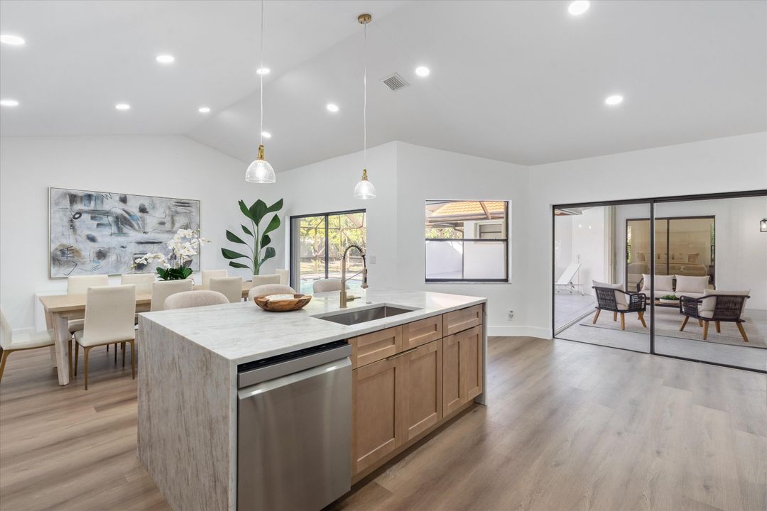 待售: $997,500 (5 贝兹, 3 浴室, 2530 平方英尺)