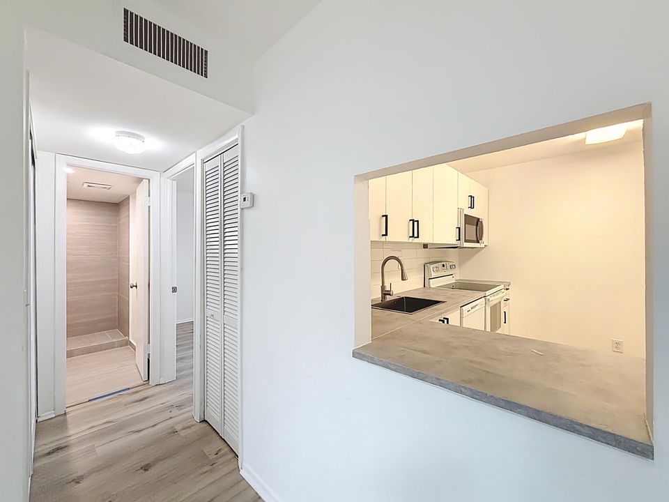 На продажу: $195,000 (2 спален, 2 ванн, 870 Квадратных фут)