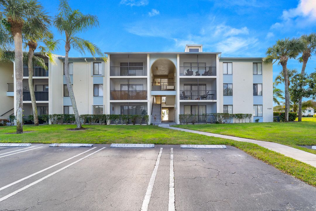 For Sale: $199,500 (2 beds, 2 baths, 1104 Square Feet)