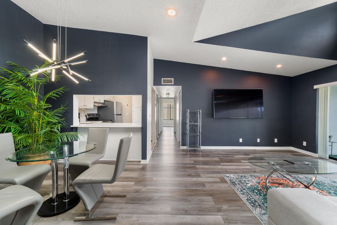 For Sale: $199,500 (2 beds, 2 baths, 1104 Square Feet)