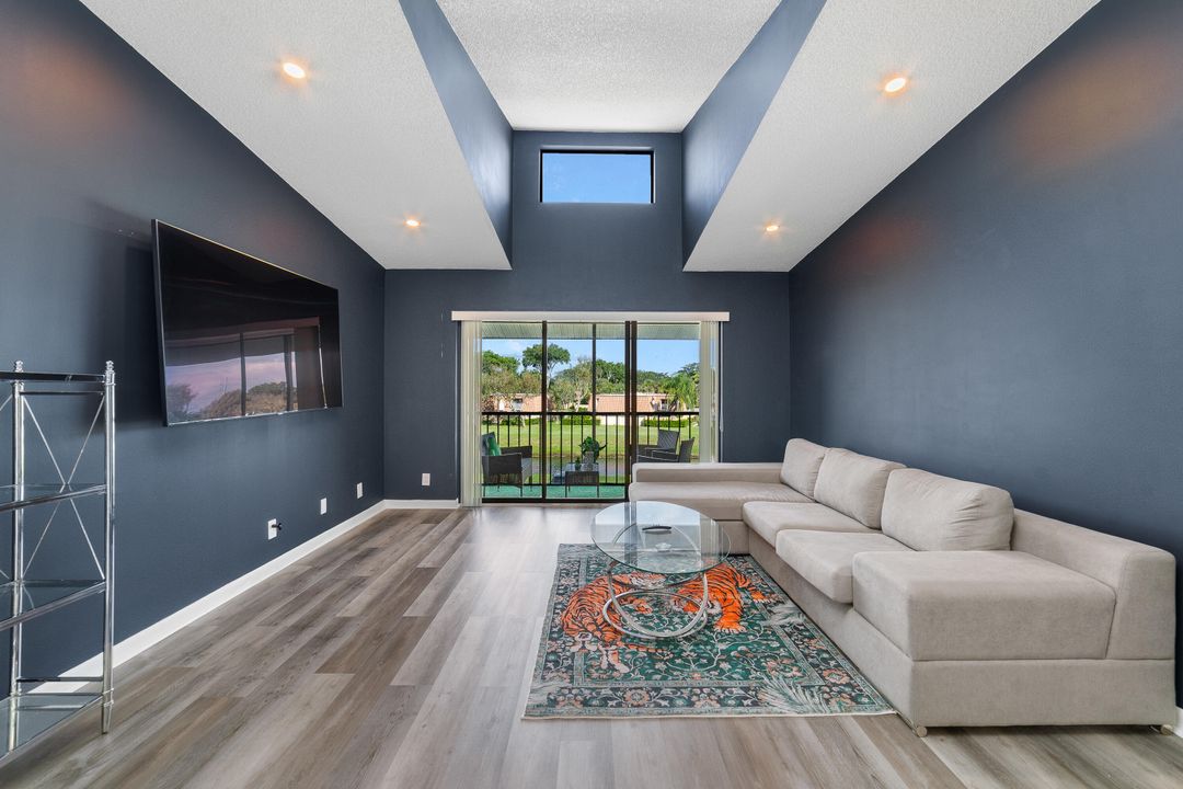 For Sale: $199,500 (2 beds, 2 baths, 1104 Square Feet)