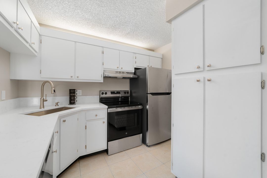 For Sale: $199,500 (2 beds, 2 baths, 1104 Square Feet)