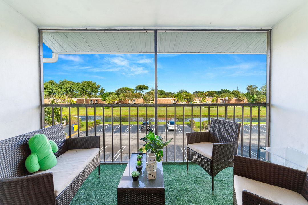 For Sale: $199,500 (2 beds, 2 baths, 1104 Square Feet)