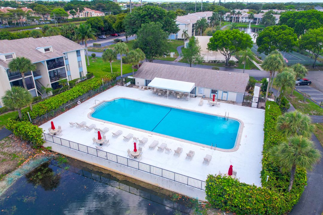 For Sale: $199,500 (2 beds, 2 baths, 1104 Square Feet)