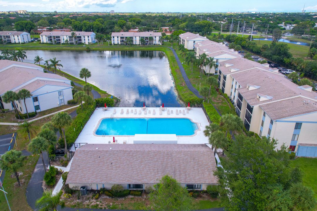 For Sale: $199,500 (2 beds, 2 baths, 1104 Square Feet)