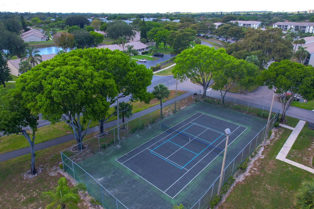 For Sale: $199,500 (2 beds, 2 baths, 1104 Square Feet)