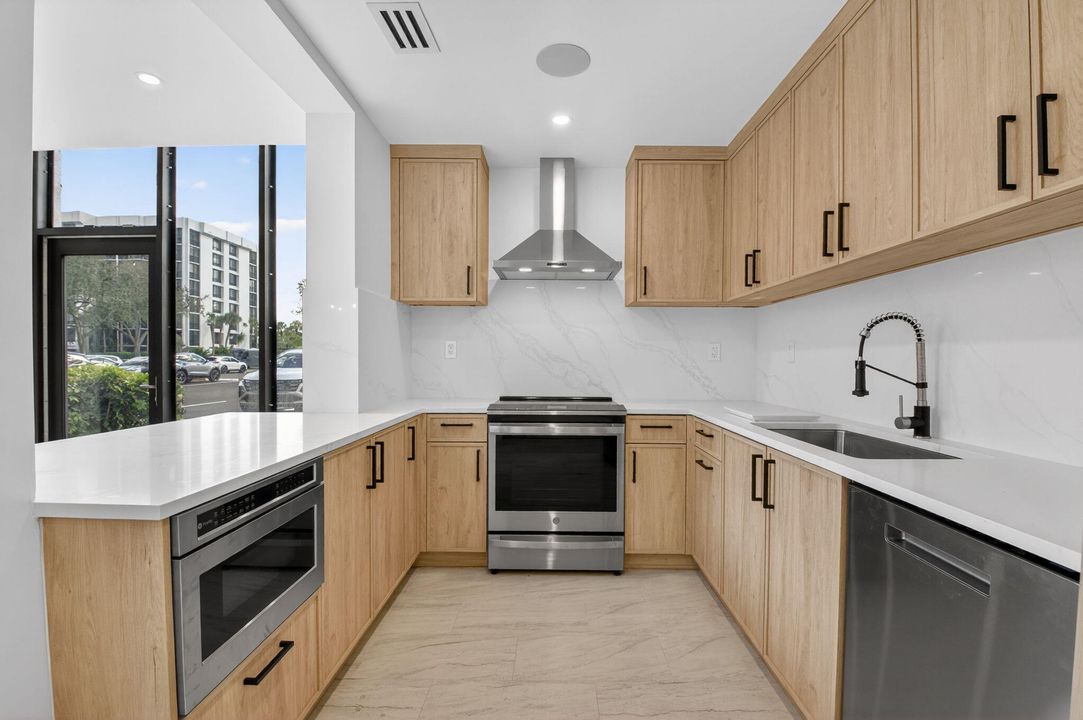 На продажу: $649,000 (2 спален, 2 ванн, 1255 Квадратных фут)