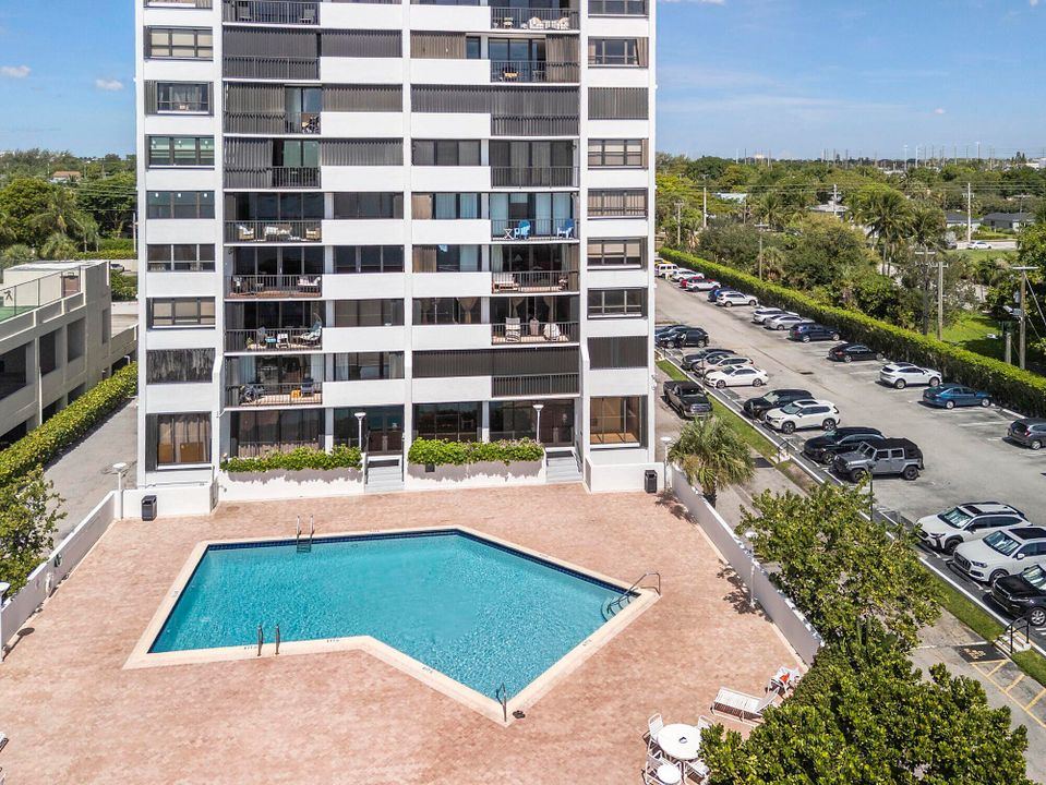 Active With Contract: $2,250 (1 beds, 1 baths, 917 Square Feet)