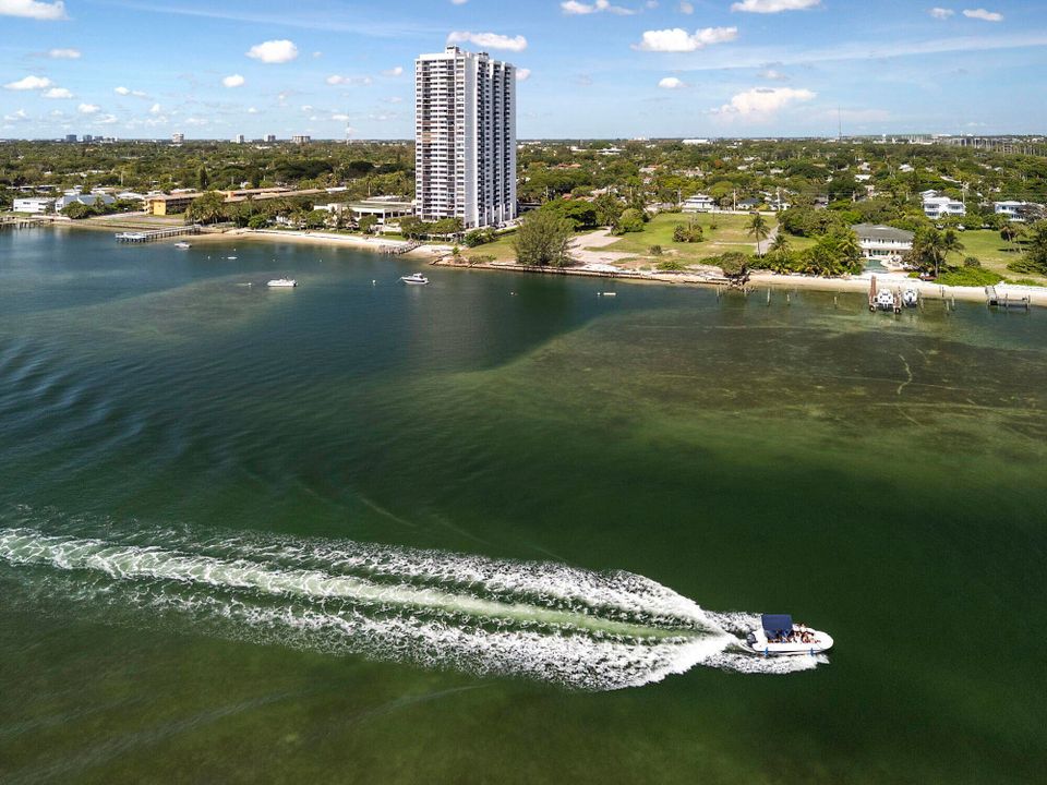 Active With Contract: $2,250 (1 beds, 1 baths, 917 Square Feet)