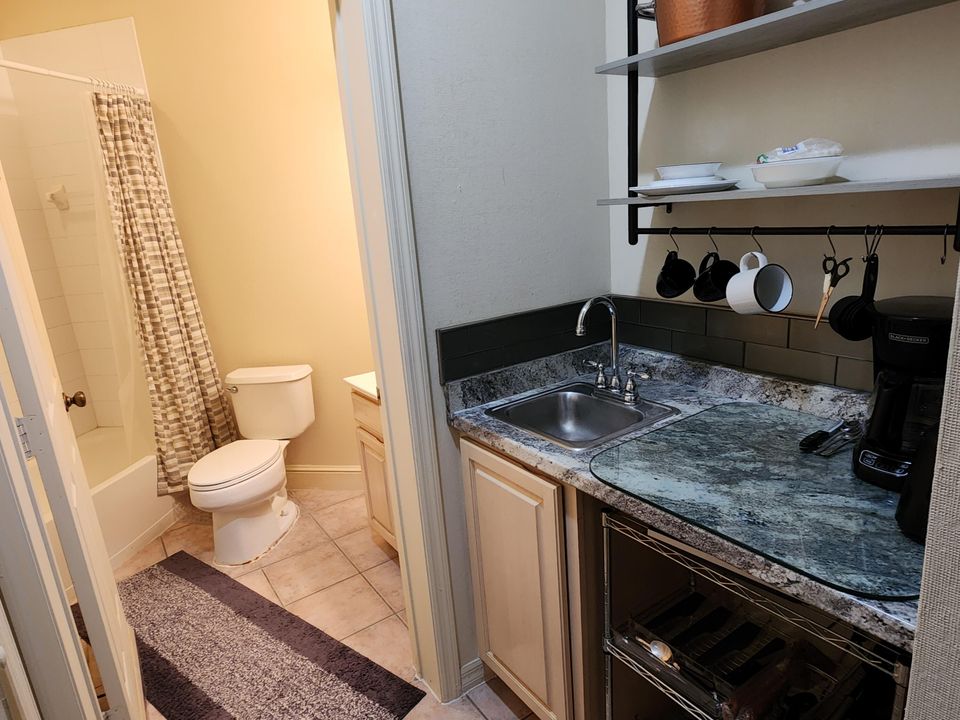 For Rent: $1,300 (1 beds, 1 baths, 400 Square Feet)