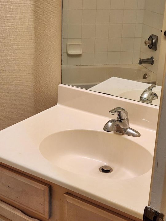 For Rent: $1,300 (1 beds, 1 baths, 400 Square Feet)