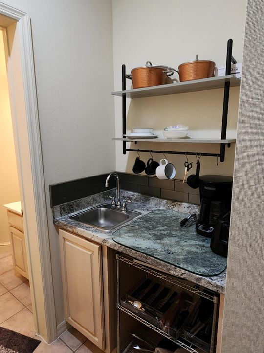 For Rent: $1,300 (1 beds, 1 baths, 400 Square Feet)