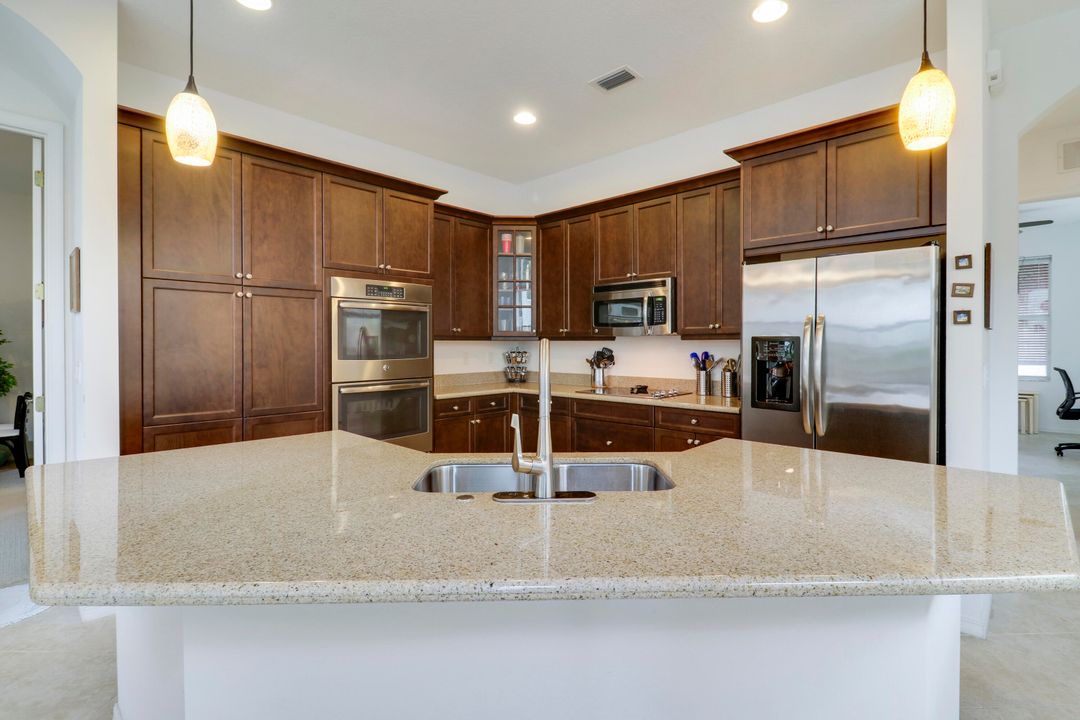 待售: $820,000 (3 贝兹, 2 浴室, 2467 平方英尺)