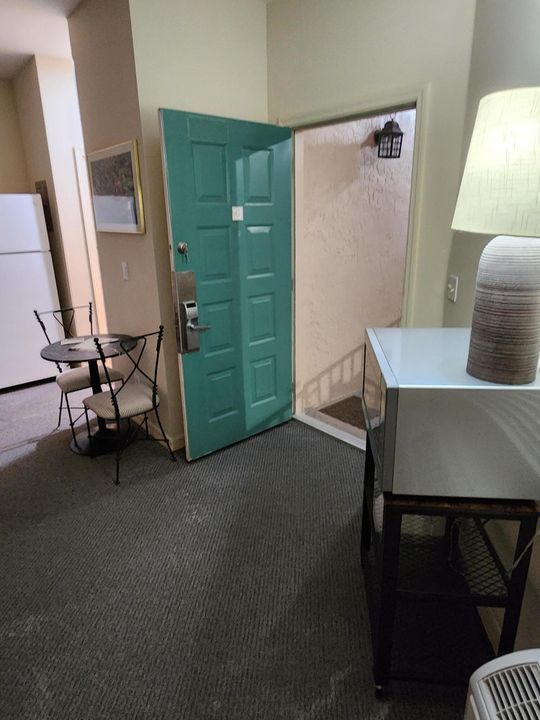 For Rent: $1,300 (1 beds, 1 baths, 400 Square Feet)