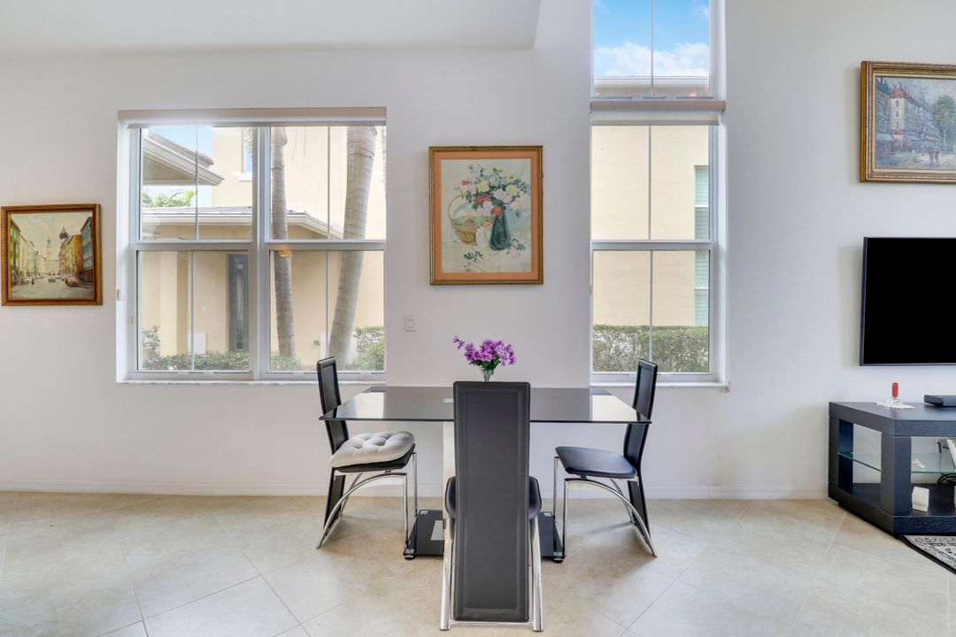 待售: $820,000 (3 贝兹, 2 浴室, 2467 平方英尺)