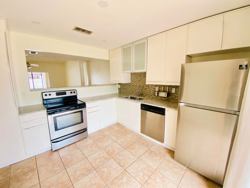 出租: $2,700 (2 贝兹, 2 浴室, 1342 平方英尺)