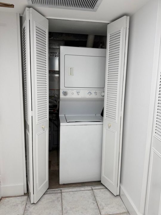 Active With Contract: $2,250 (1 beds, 1 baths, 917 Square Feet)