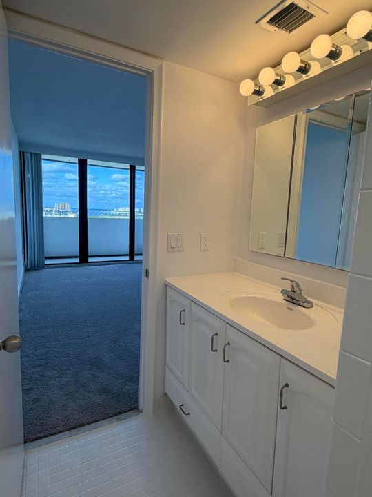 Active With Contract: $2,250 (1 beds, 1 baths, 917 Square Feet)