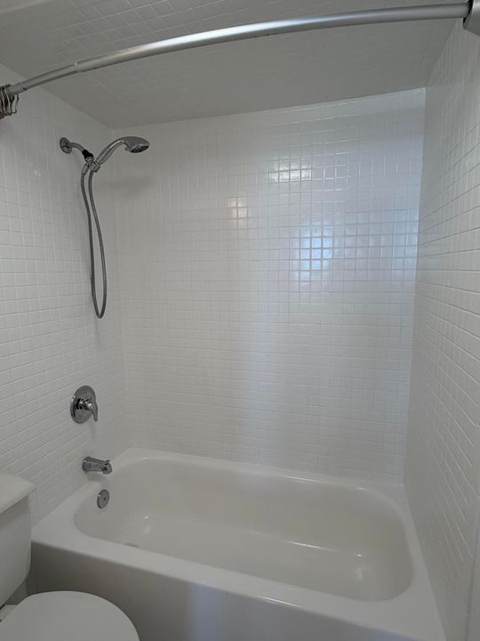 Active With Contract: $2,250 (1 beds, 1 baths, 917 Square Feet)